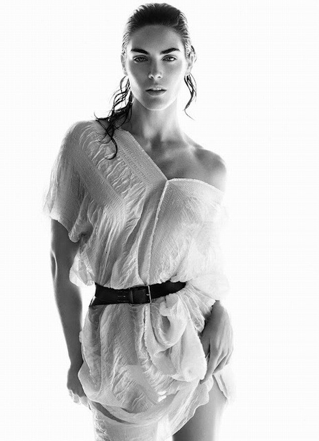 Hilary Rhoda là một trong 15 người mẫu có thu nhập cao nhất thế giới các năm 2007, 2008.